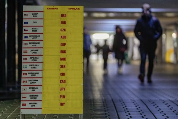 Где купить доллары дешевле, а евро &ndash; выгоднее: курс валют на 19 октября