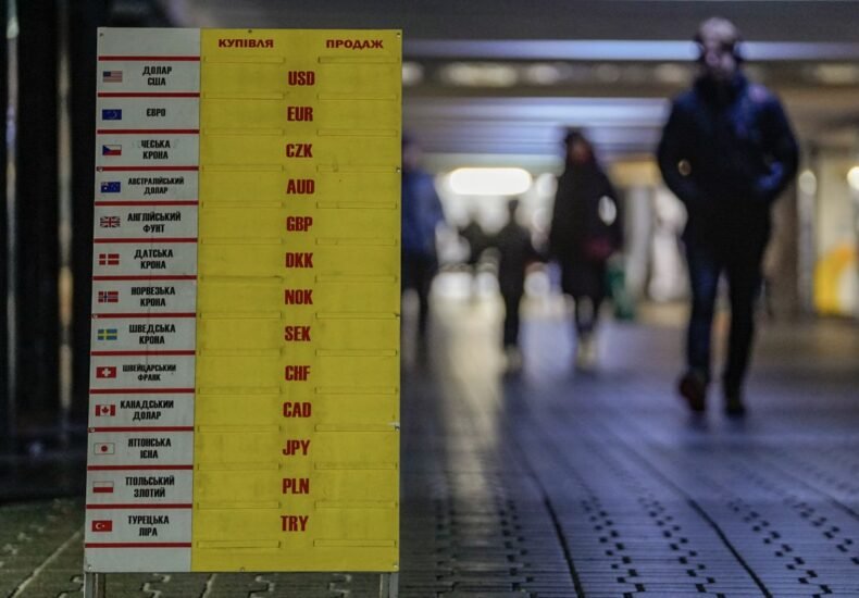 Где купить доллары дешевле, а евро – выгоднее: курс валют на 19 октября