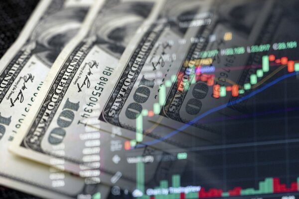 Курс валют на 29 октября: доллар стремительно растет в обменниках, но падает в банках