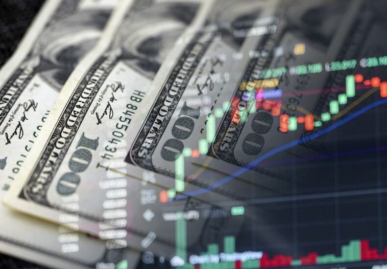 Курс валют на 29 октября: доллар стремительно растет в обменниках, но падает в банках