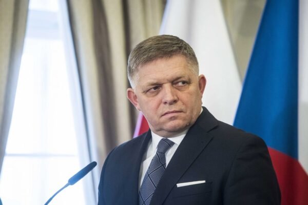 Фицо едет на переговоры во Львов и одновременно возобновляет комиссию с РФ