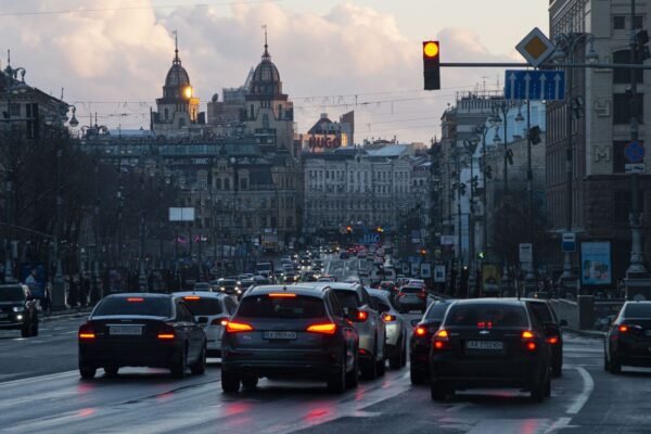 Киев сковали пробки после обстрела: Южный мост перекрыт, метро курсирует не везде