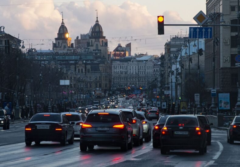 Киев сковали пробки после обстрела: Южный мост перекрыт, метро курсирует не везде