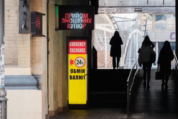 Доллар в банках подорожал, а евро около 51 грн: курс валют на 20 октября