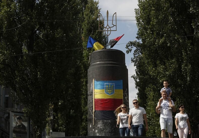 Почему в Киеве до сих пор нет памятников Мазепе, Петлюре и Скоропадскому: разъяснение УИНП