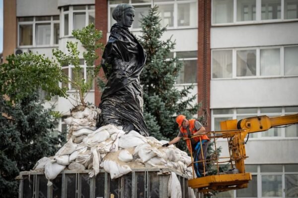 Зачем снимают защиту с памятников в Киеве: объяснение КГГА