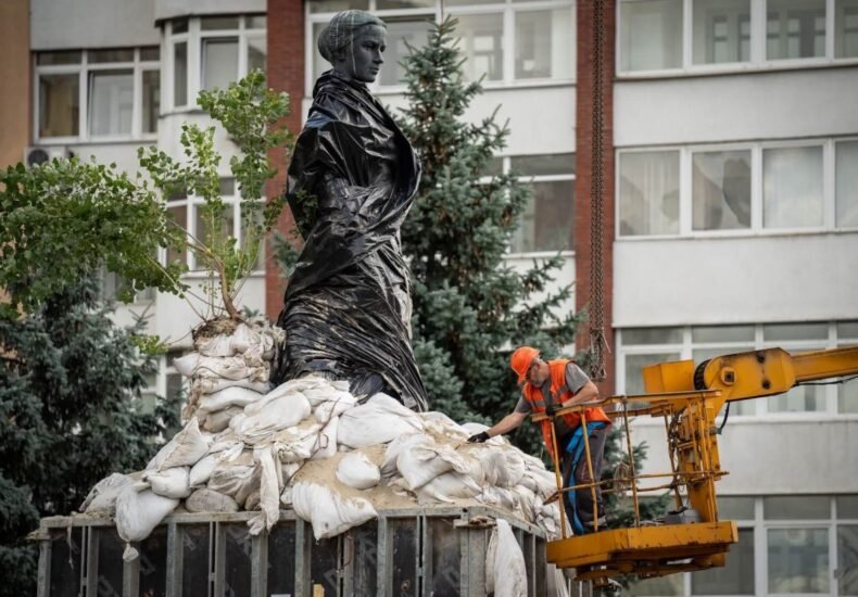 Зачем снимают защиту с памятников в Киеве: объяснение КГГА