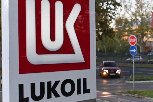 США продлили разрешение на операции с заправками российского "Лукойла"