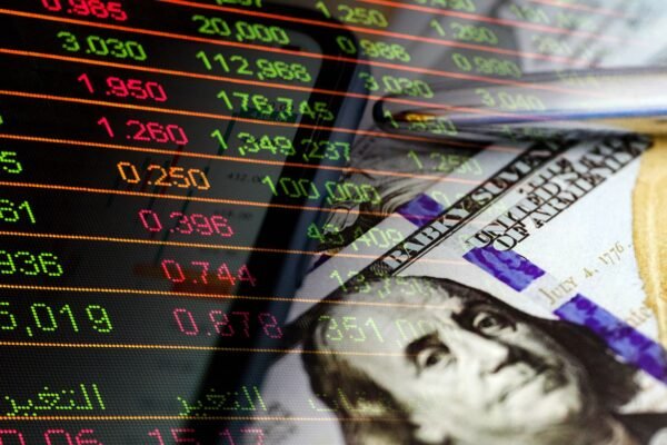 Валюта готовится к новым колебаниям: банкир объяснил, что удерживает гривну от падения
