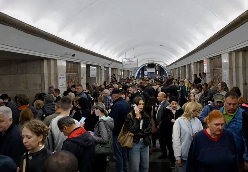 Придется ли платить за вход в метро Киева во время желтой тревоги: ответ метрополитена