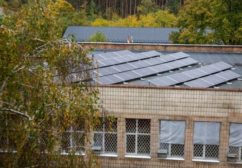 Солнечные панели и генераторы: как в Киеве готовят коммунальные пансионаты к возможным блэкаутам